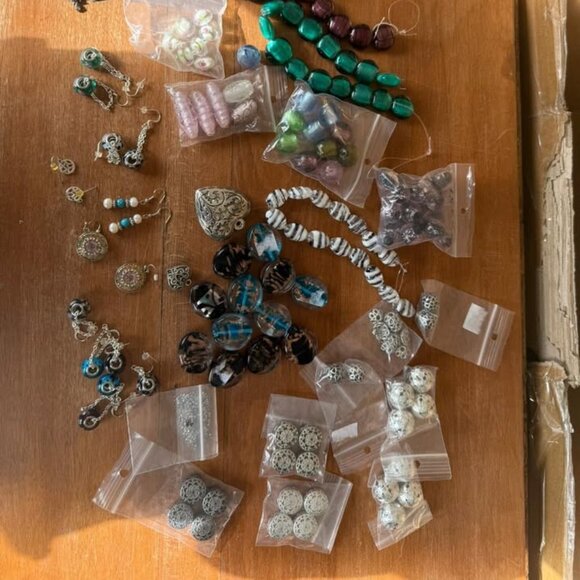 Collection of beads and earrings - Picture 2 of 4